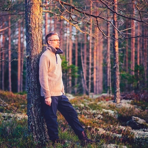 Nature photographer Joni Niemelä in a Finish forest | Titled: Joni Niemelä | ©2020 Joni Niemelä