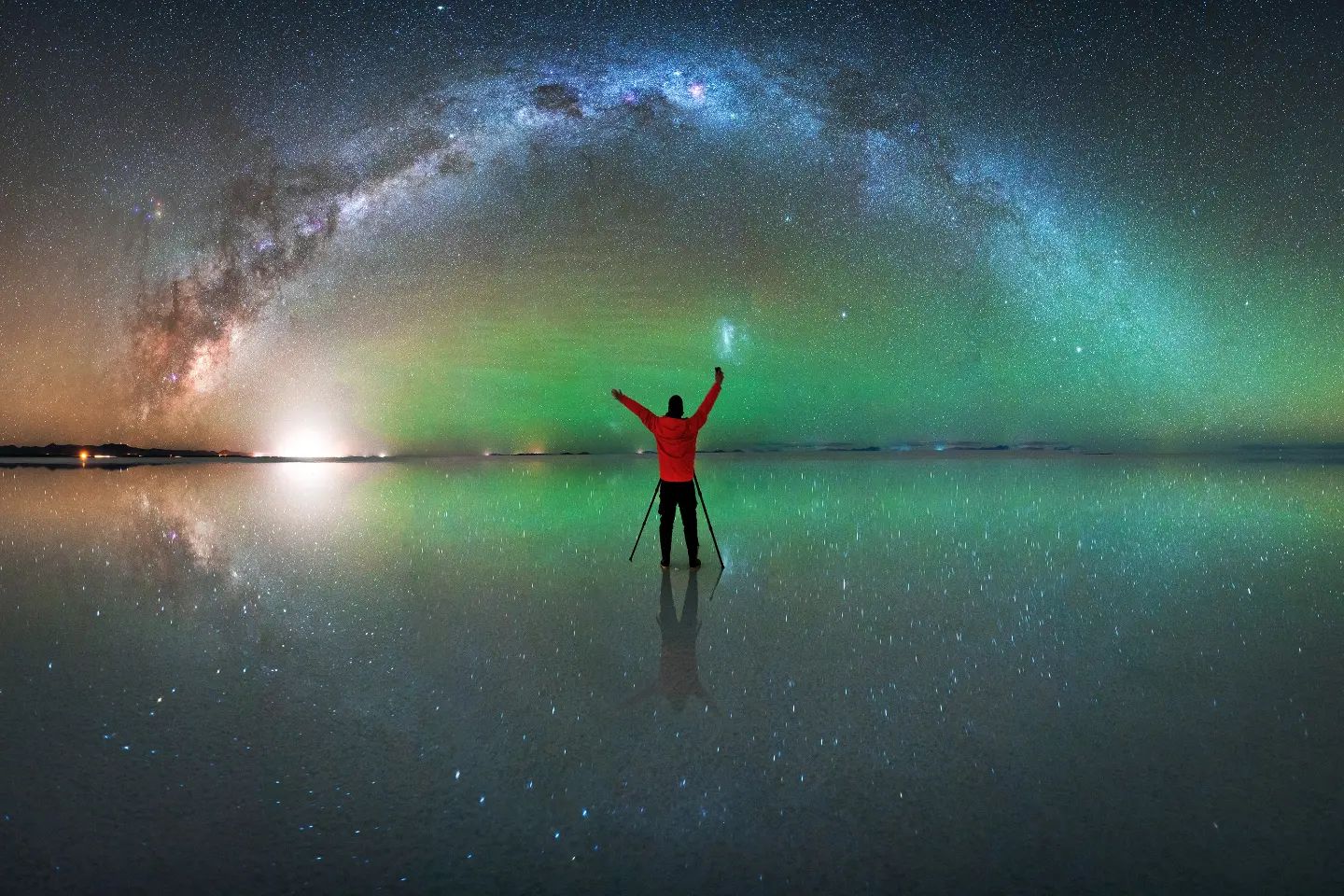 Steffi Liebermann under the Milky Way on the Uyuni Salt Flat of Bolivia | Titled: Salar de Uyuni | ©2020 Steffi Liebermann